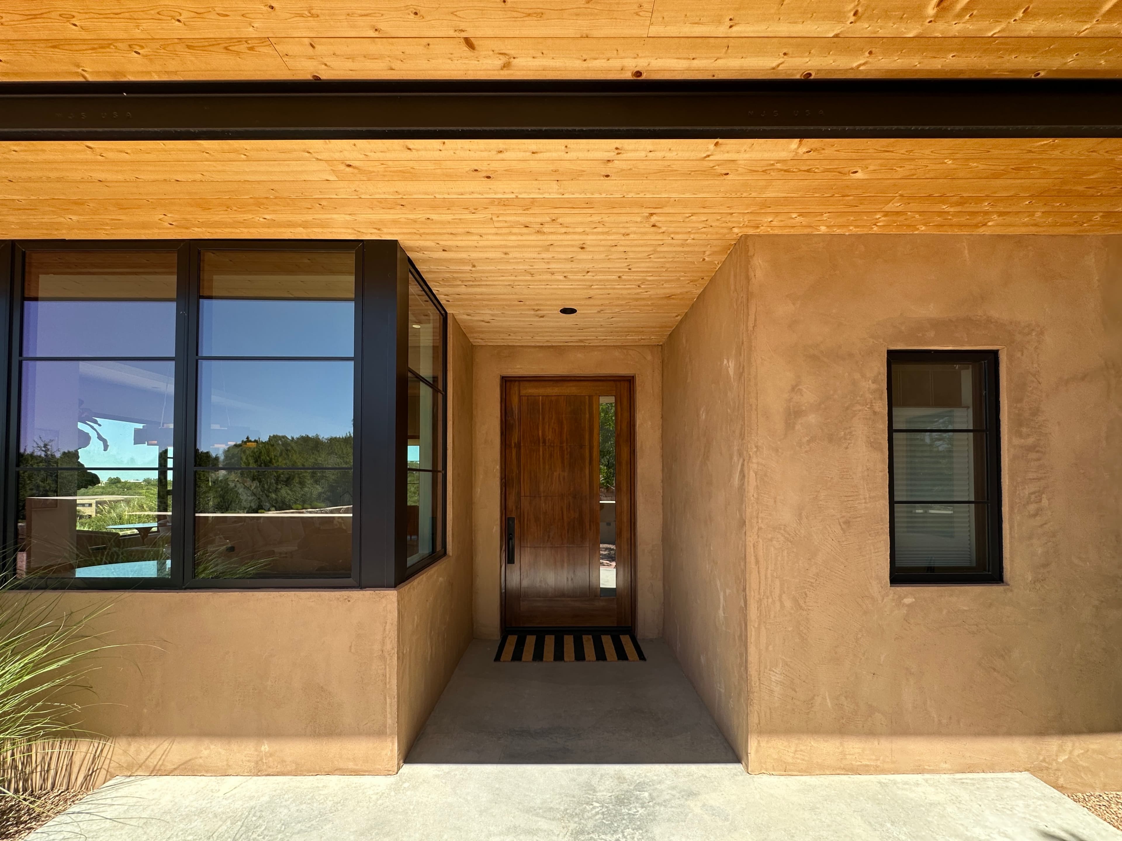 Central fireplace: the pivot of the doorless plan.